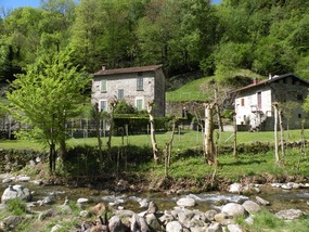 HOUSES ON SANAGRA RIVER AT MULLINO VALLE
