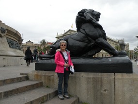 GWEN WITH LION AT COLUMBUS COLUMN