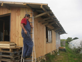 stolzer Peter mit seinem Werk