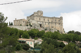 Chateux in a small town on the way to Mont Ventoux