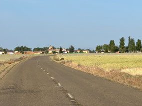 Walking the road to Chozas de Abajo