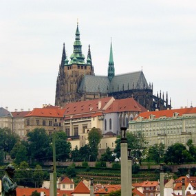 ST VITUS CATHEDRAL IN THE BACKGROUND