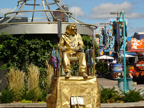 Statue impersonator at Clifton Hill