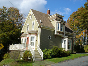 House with Lunenburg bump