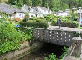 Homes by stream at entry to Polperro