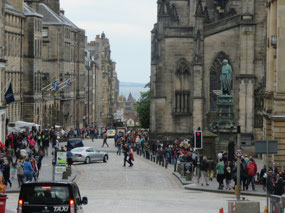 Lost in the crowd going to Edinburgh Castle