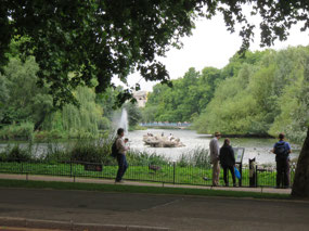 view of the Blue Bridge & Buckingham Palace