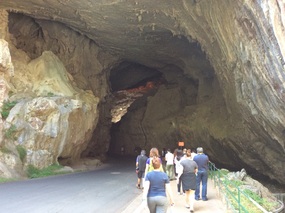 Heading into the Jenolan caves 
