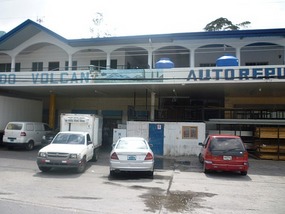 - shopping center in Volcán