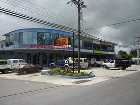 - hardware store in Volcán