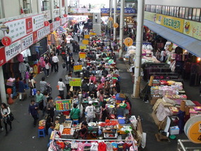 Seumon Market vendors