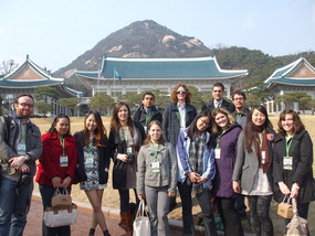 Korea Bloggers Group Pic at CheongWaDae