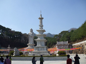 Donghwasa Statue and Pagoda