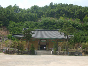 Small Memorial Building