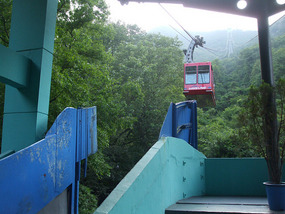 Cable Car Arrives