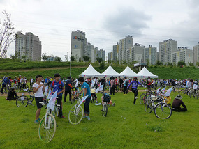 Gathering by the Starting Tents