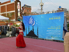 Belynda Azhaar Entertains