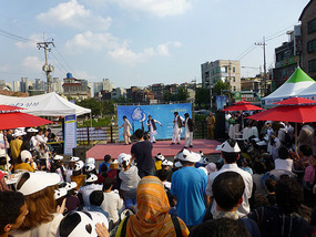 Watching the Afghan Folk Dance