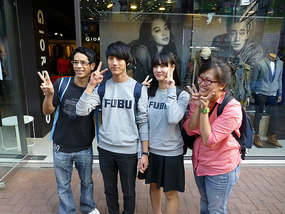 Take a Pic with Couple in Same Outfit