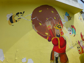 Admiral Lee Fights Bee
