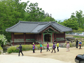 Long Porch Building