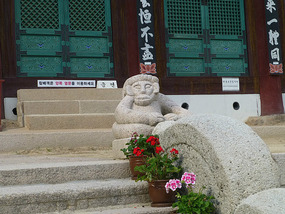 Monkey Step Statue
