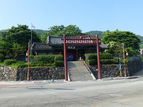 Chungnyeolsa Shrine