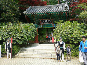 Entrance to Admiral Lee Shrine