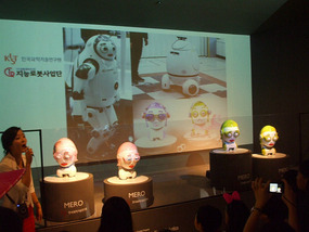 Dancing Robot Heads