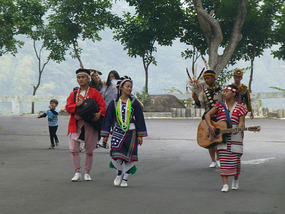 Performers Arrive