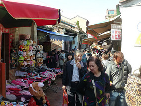 Crowded Souvenir Street