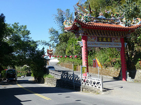 Gate to Longfeng Temple
