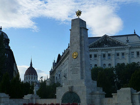 Monument and Parliament