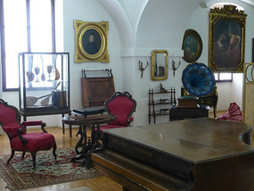 Piano and Gramphone