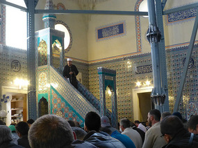 Mufti Leads Prayer