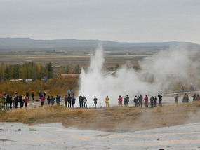 Geysir Erupts