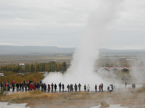Geysir Erupts