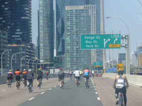 Yonge St Exit