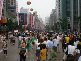 Sunday morning crowds on Nanjing Road