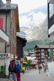 Walking through the township of Saas-Fee