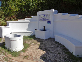 Fonte (fountains) dot the area