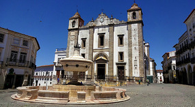 Fountain and St. Anton's Church on Giraldo Square 