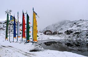 The Snowy Se Pass elevation of 4170 m (13,700 ft)