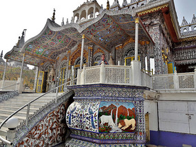 Dave at Parshwanath Jain Temple (Calcutta)