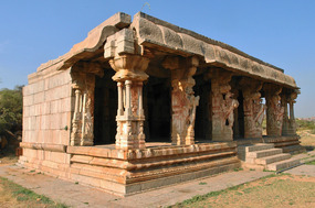 Kuduregombe Mantapa on lane leading to Vitthala