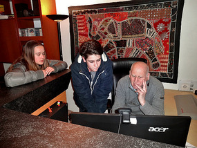 Isabeau & Zaan giving game tips to Uncle Wim 