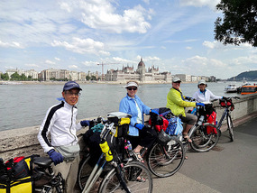 Hiro, Yolan, Michelle & Junko, Parliament Behind