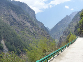 Friendship Highway climbing the gorge