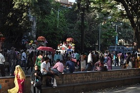 Crowd near Gateway to India