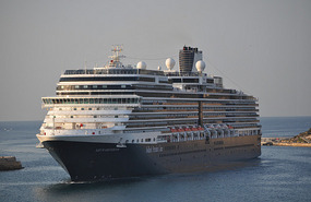 The Nieuw Amsterdam steams in
